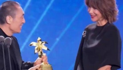 苏菲·玛索为张艺谋颁奖 张艺谋:她是我心中的女神