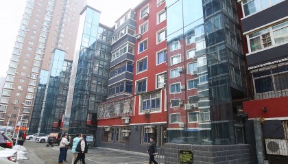 沈阳铁西区一栋老旧居民楼加装5部新电梯