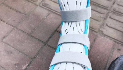 “至少150斤倒在我身上”，餐饮员工搬运冻鸡腿被砸伤，认定工伤遭企业推诿，涉事公司、人社局回应