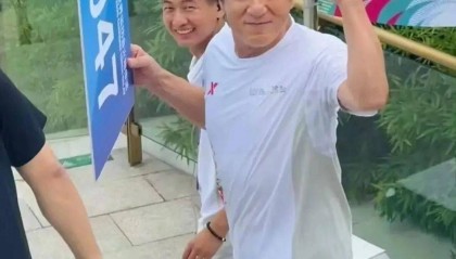 考古|成龙被传当爷爷？疑助儿子迎娶小11岁女星女儿却靠卖废品为生，他是真舍得