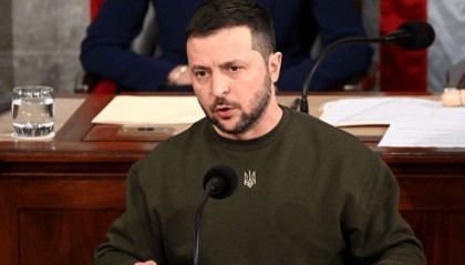 解放军将参加俄阅兵，乌克兰放狠话：参加即站队！中方放出三句话