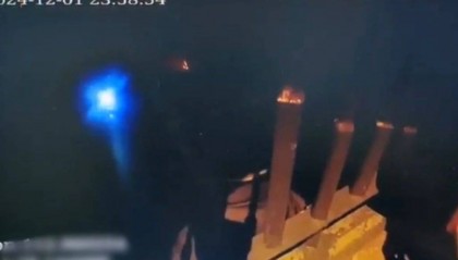 “你长这么帅还为情所困？”长沙一小伙欲跳桥，辅警用家乡话机智安慰