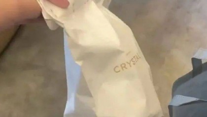 顾客称在酒店洗漱包内发现用过的HIV检测盒，当晚紧急就医，各方最新回应