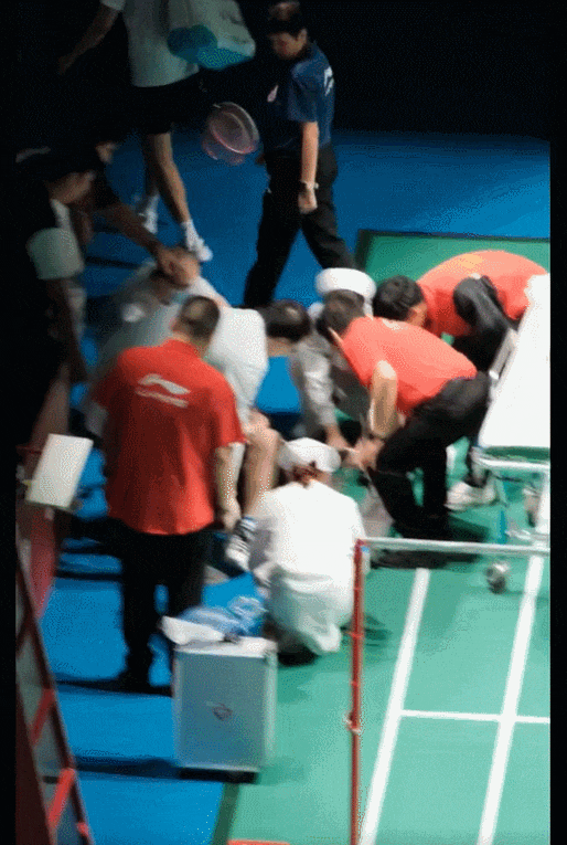 揪心!比赛中突发意外,世界第一被抬上担架