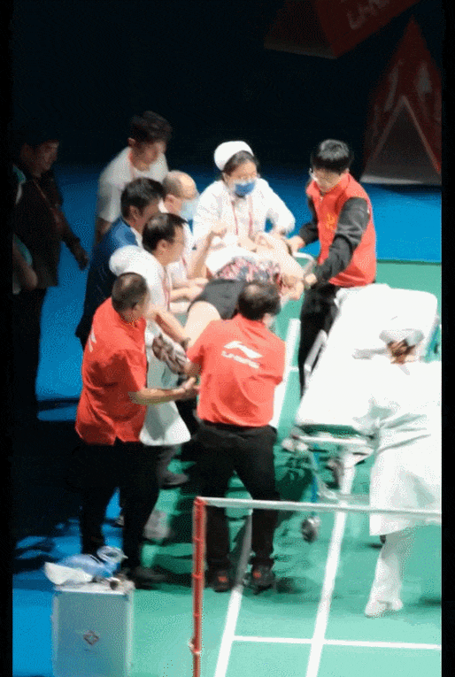 揪心!比赛中突发意外,世界第一被抬上担架