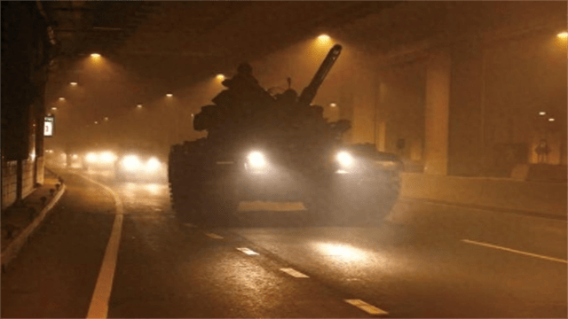 台湾深夜亮“开战底牌”?60多辆战车集结,不远处法军舰也现身了