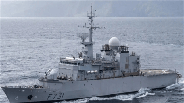 台湾深夜亮“开战底牌”?60多辆战车集结,不远处法军舰也现身了