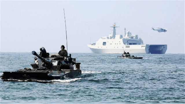 台湾深夜亮“开战底牌”?60多辆战车集结,不远处法军舰也现身了