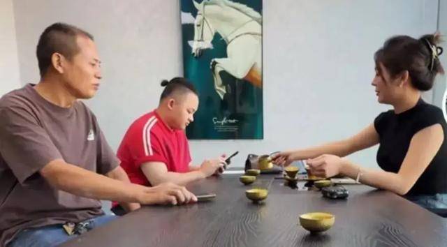 撞劳斯莱斯货车司机被喊带货,本人:带沙子和水泥要不要