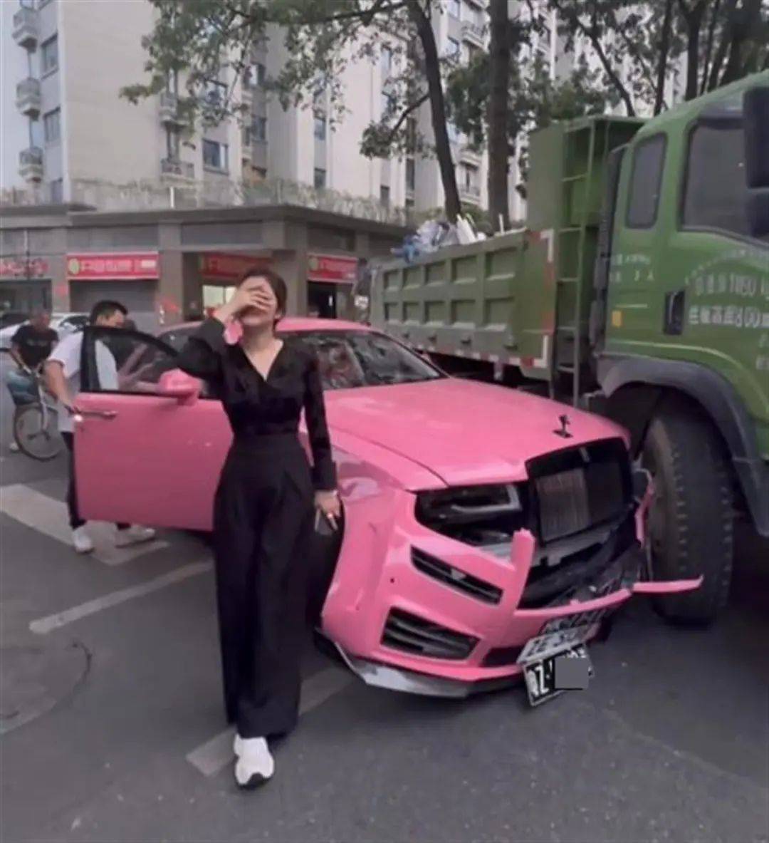 劳斯莱斯女车主被曝曾3次发生撞车事故,警方回应!