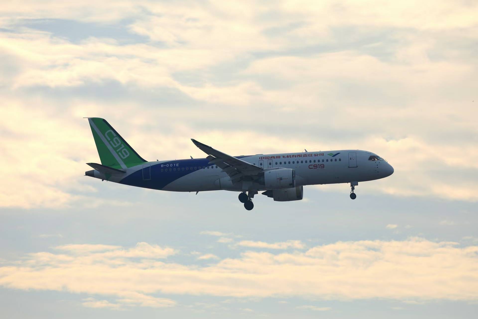 国产飞机全新矩阵亮相航展,C929宽体机全球首家用户敲定!中国商飞加速国际化