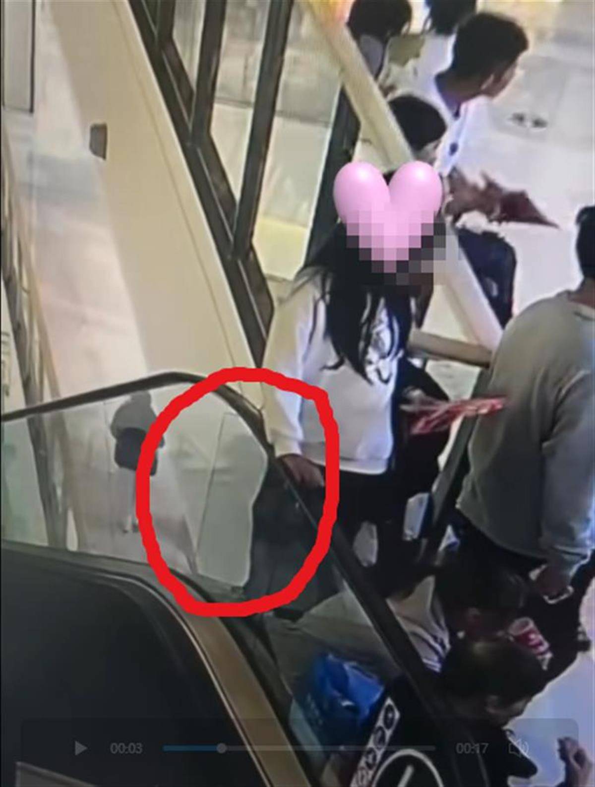 济宁一女孩疑因护栏脱落不幸坠亡,事发商场10天前刚接受安全检查