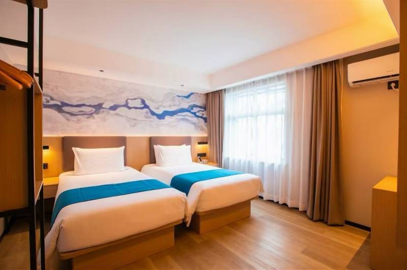 情侣自曝凌晨在深圳一酒店遭两男子刷卡闯进!店家称警方介入