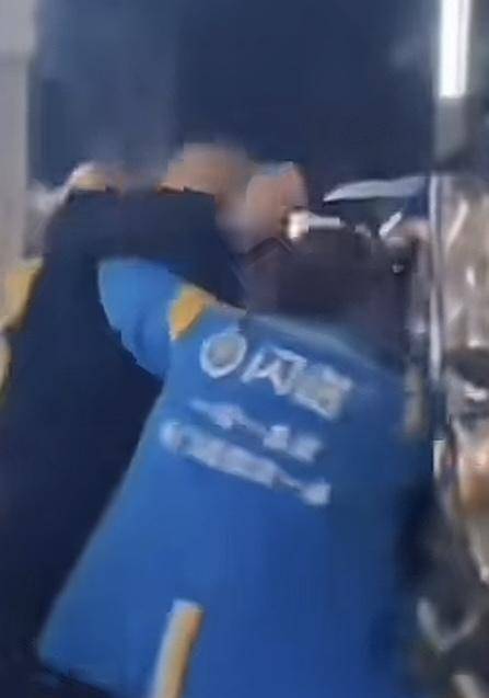 成都男子下楼梯与速递小哥发生碰撞,砸破对方的头!已被处罚