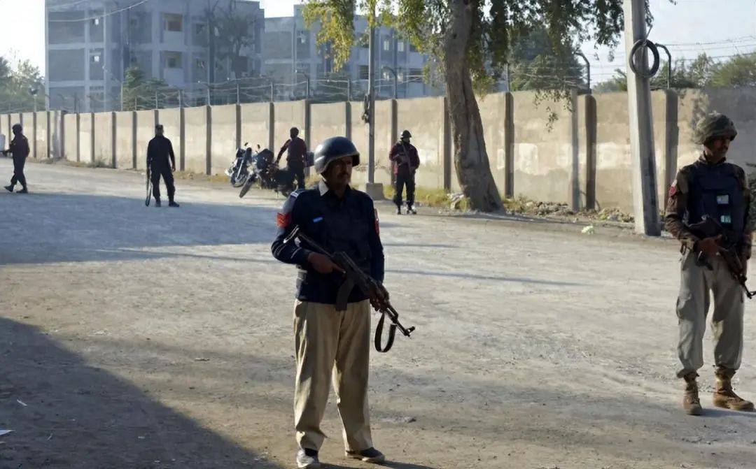 解放军抵达当晚,不到24小时,巴基斯坦宣布出兵,全面进攻境内极端组织