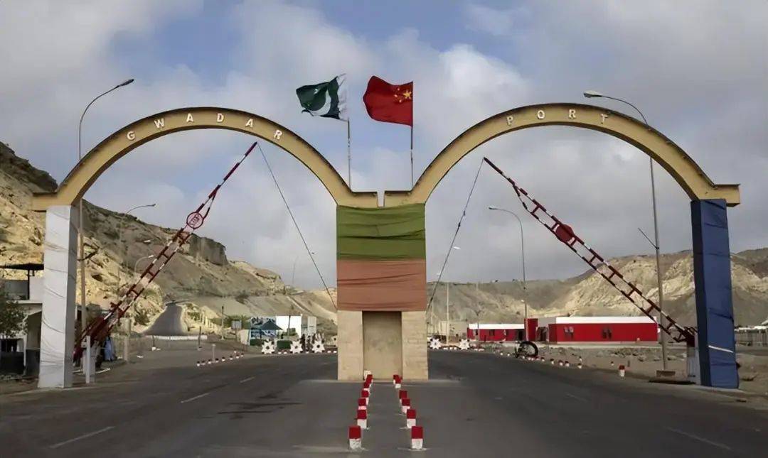 解放军抵达当晚,不到24小时,巴基斯坦宣布出兵,全面进攻境内极端组织