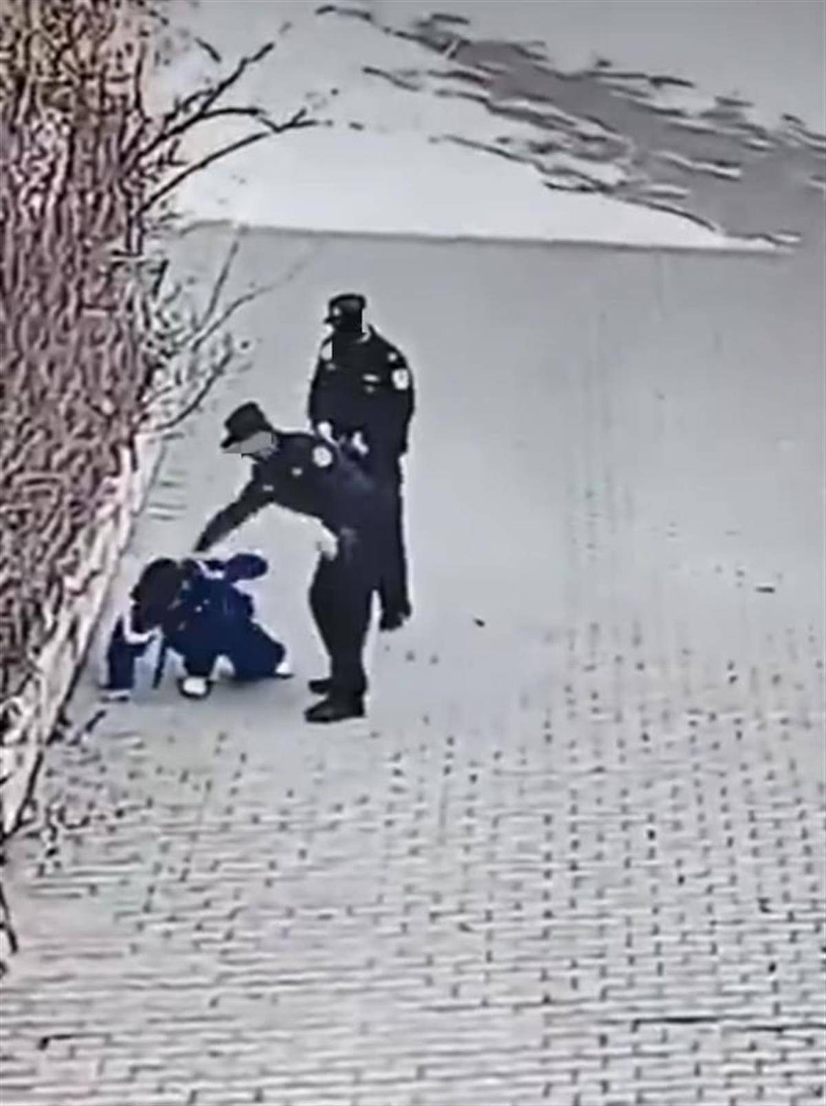 宁夏固原一学生45秒被派出所人员打了9下?知情教师发声,市、区调查组正进一步调查