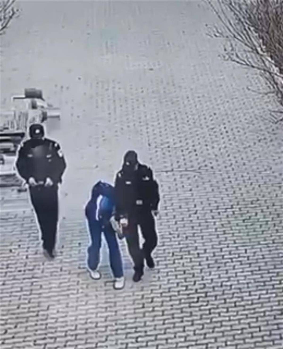 宁夏固原一学生45秒被派出所人员打了9下?知情教师发声,市、区调查组正进一步调查