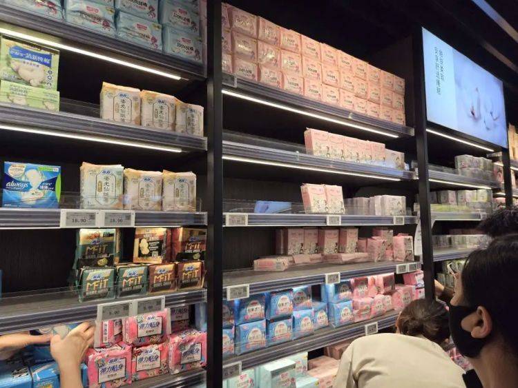 胖东来卫生巾遭哄抢?记者实探:卫生巾区货架半空,有人异地代购