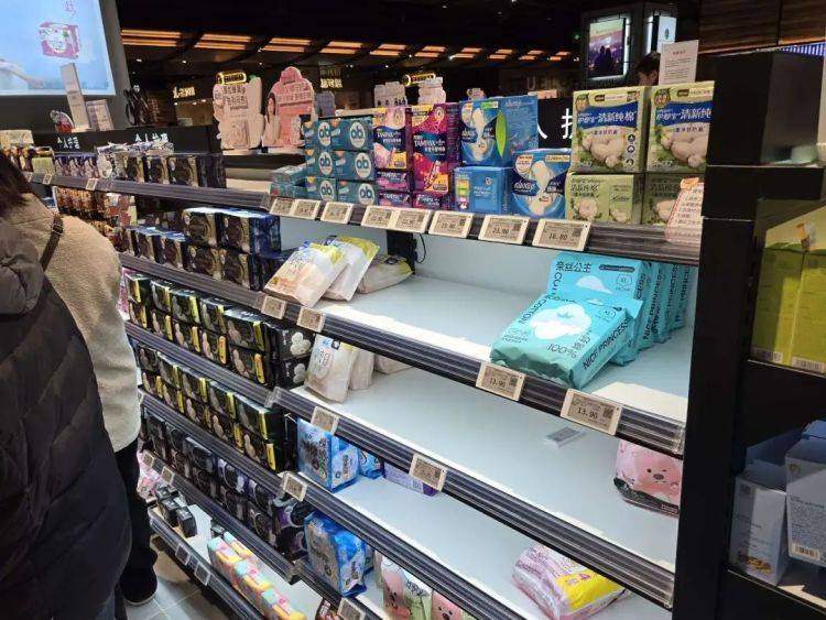 胖东来卫生巾遭哄抢?记者实探:卫生巾区货架半空,有人异地代购