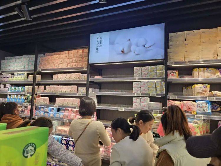 胖东来卫生巾遭哄抢?记者实探:卫生巾区货架半空,有人异地代购