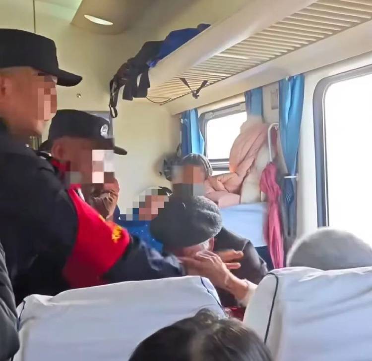 母女俩列车霸座还持刀威胁,12306回应