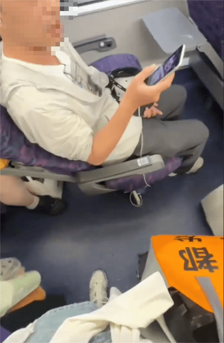 母女俩列车霸座还持刀威胁,12306回应