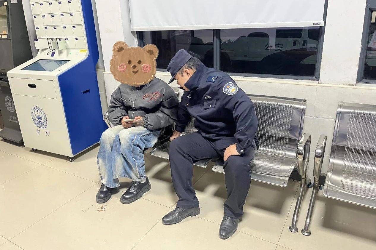 “你长这么帅还为情所困？”长沙一小伙欲跳桥，辅警用家乡话机智安慰