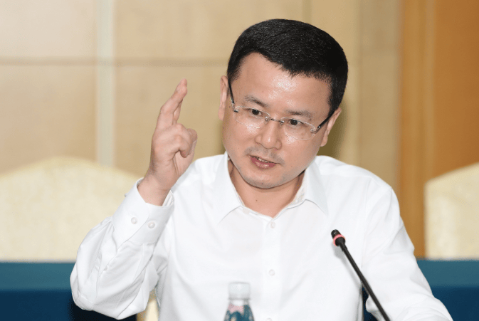 大陆彻底失望!“叛徒”近在眼前,上百亿美元送给美国,释放重磅信号