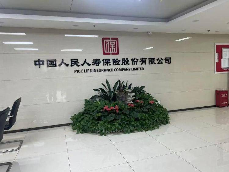 长沙退休老人花百万买十多份保险,保单写年薪30万?家属质疑被诱导,各方回应