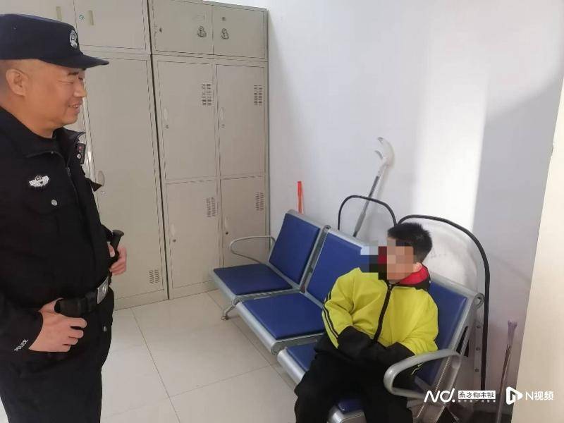 北京7岁男孩因作业不合格怕挨批独自外出,铁路警察帮忙寻回