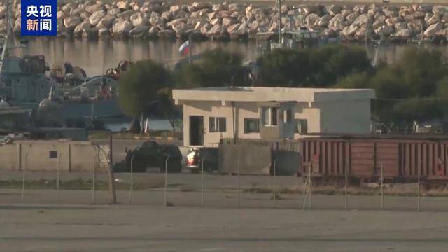 西方欲逼走驻叙俄军?卫星照片显示俄军车辆在叙机场码头集结