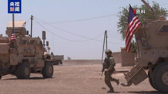 西方欲逼走驻叙俄军?卫星照片显示俄军车辆在叙机场码头集结