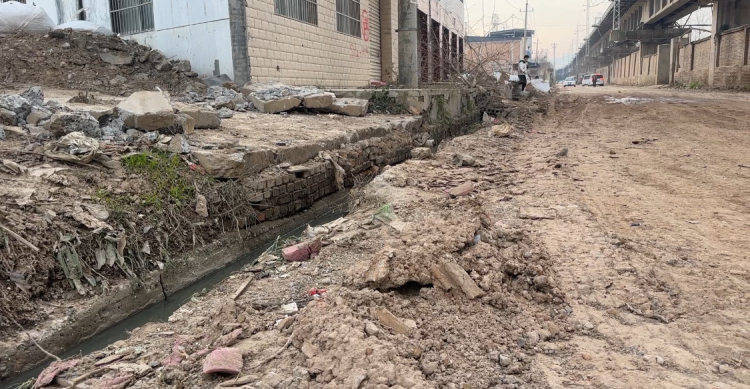 西安4岁男童遭两恶犬袭击重伤,警方启用无人机搜寻现场