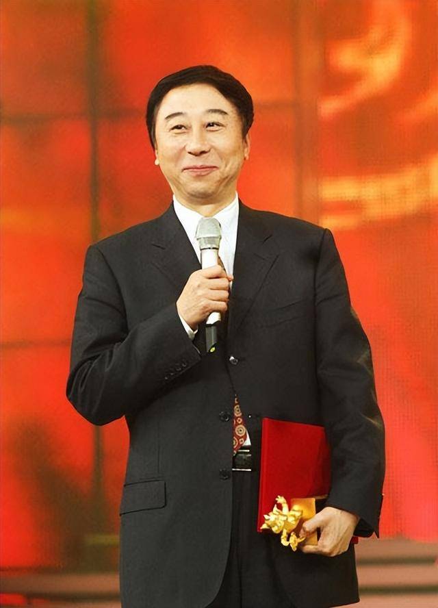 从相声奇才到“阶下囚”,当红时抛下冯巩移居海外后,刘伟怎样了