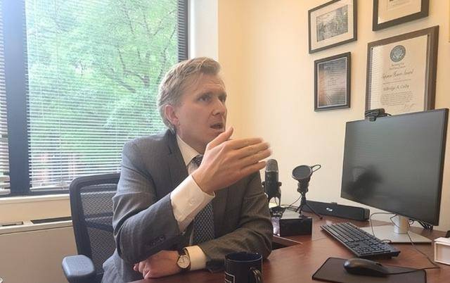 美新副防长提“炸毁台积电”,民进党装聋作哑,台名嘴把话挑明