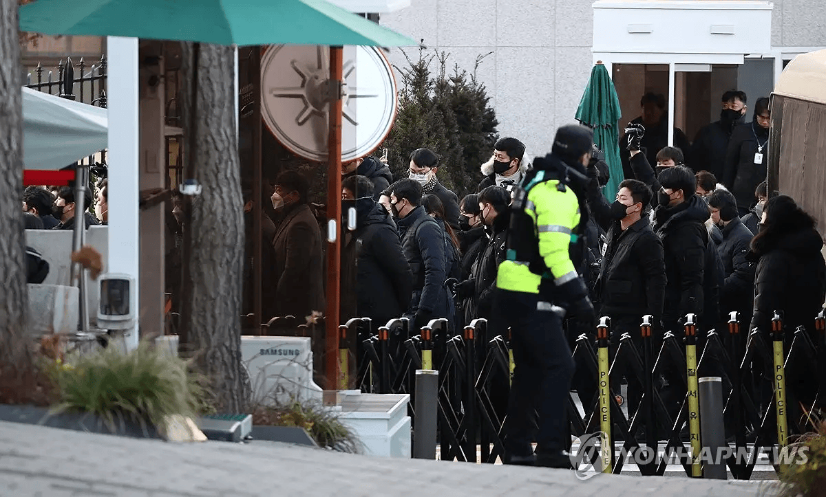 持续更新 | 韩国公调处调查官与总统官邸内军方发生对峙