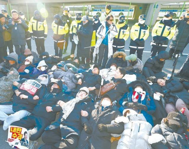 两派民众激烈对峙,两大政党同遭恐吓,尹锡悦支持者躺官邸前阻挠逮捕