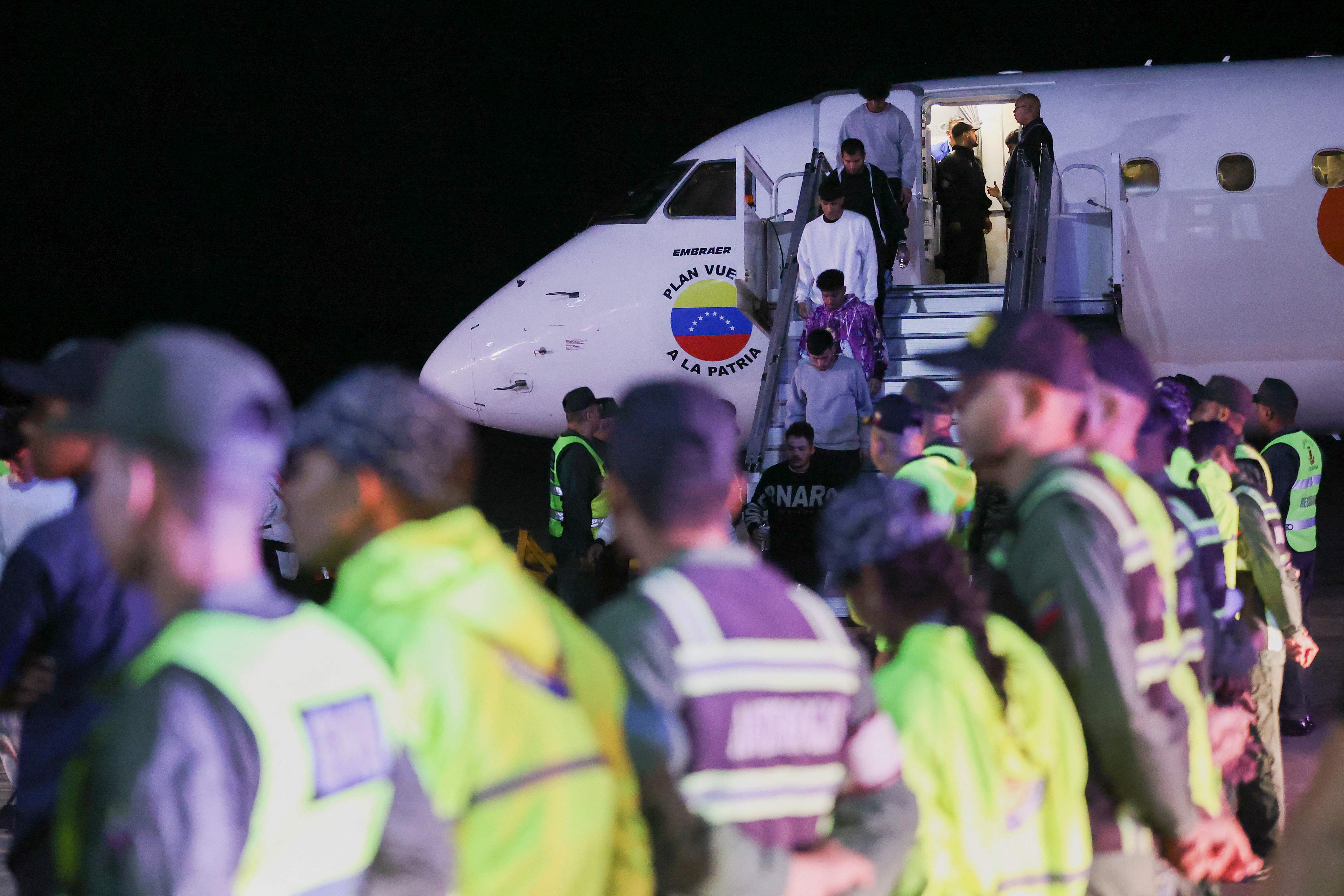 法媒:委内瑞拉派飞机从美接回近200名非法移民