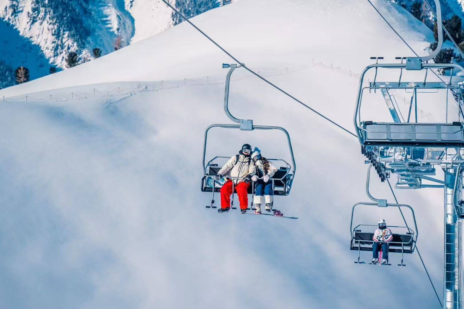 月薪两万,滑不起雪?有雪友在新疆12天花掉13万,有人干脆在河北崇礼买了套房