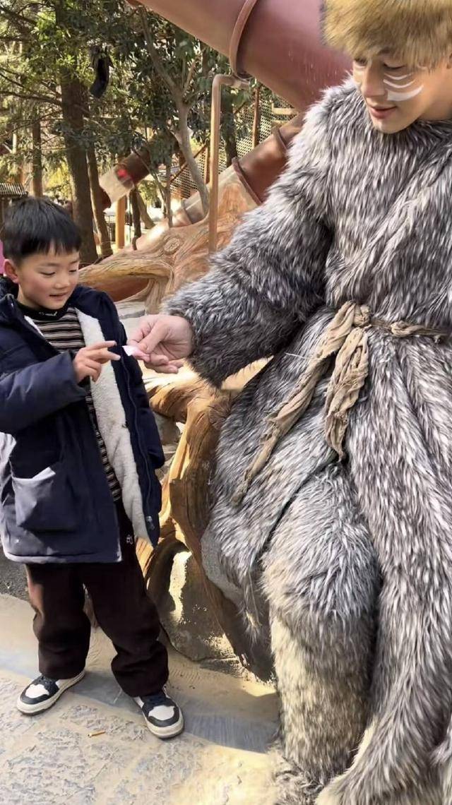 对话河南万岁山2米33“巨人”演员:没巨人症,睡3米床穿59码鞋