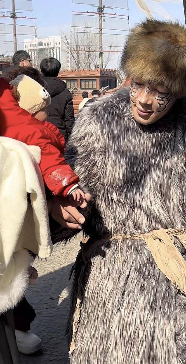 对话河南万岁山2米33“巨人”演员:没巨人症,睡3米床穿59码鞋