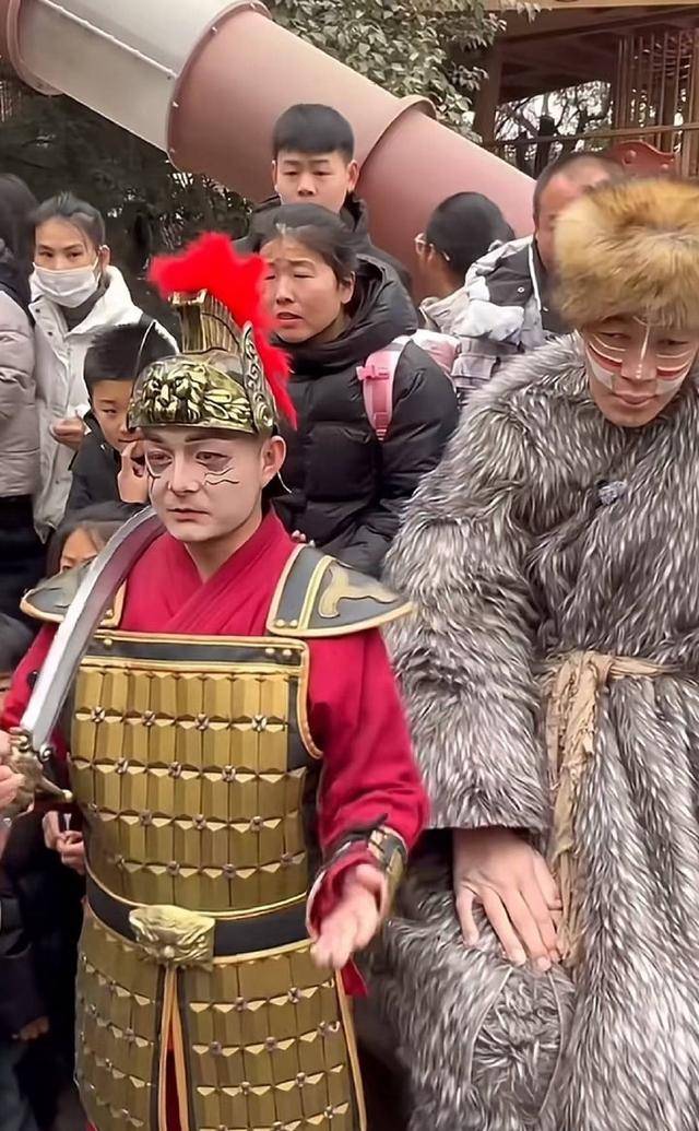 对话河南万岁山2米33“巨人”演员:没巨人症,睡3米床穿59码鞋