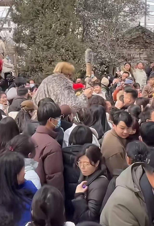 对话河南万岁山2米33“巨人”演员:没巨人症,睡3米床穿59码鞋