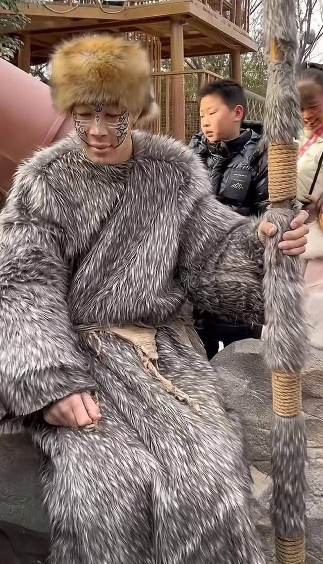 对话河南万岁山2米33“巨人”演员:没巨人症,睡3米床穿59码鞋