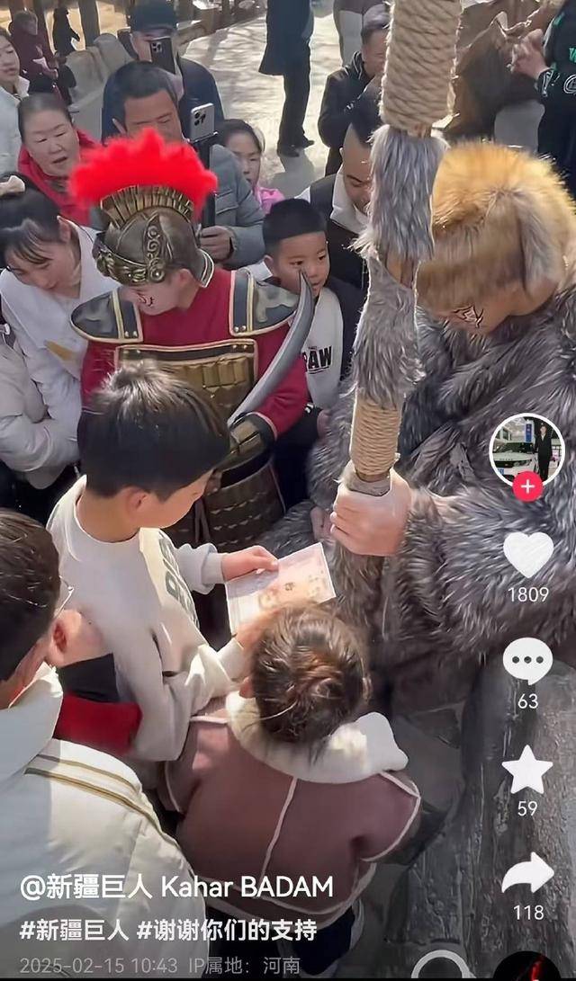 对话河南万岁山2米33“巨人”演员:没巨人症,睡3米床穿59码鞋