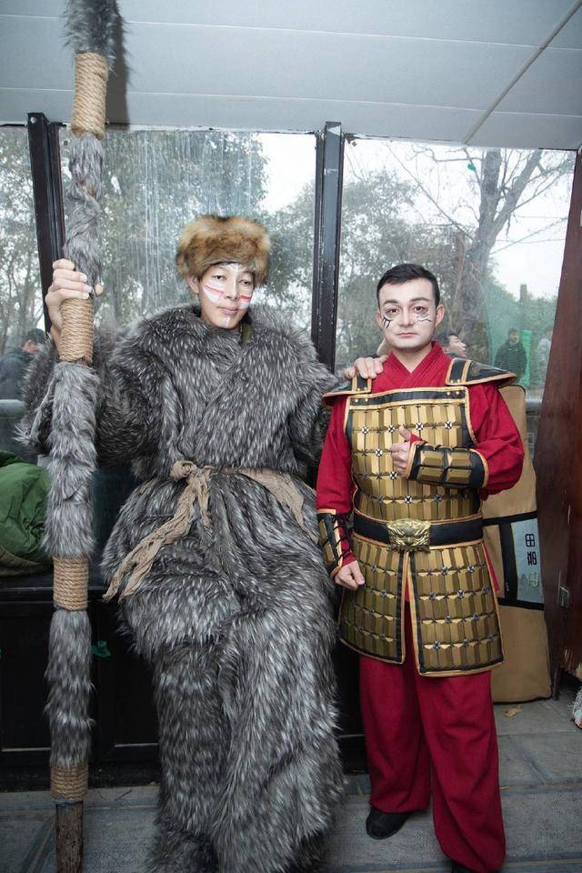 对话河南万岁山2米33“巨人”演员:没巨人症,睡3米床穿59码鞋