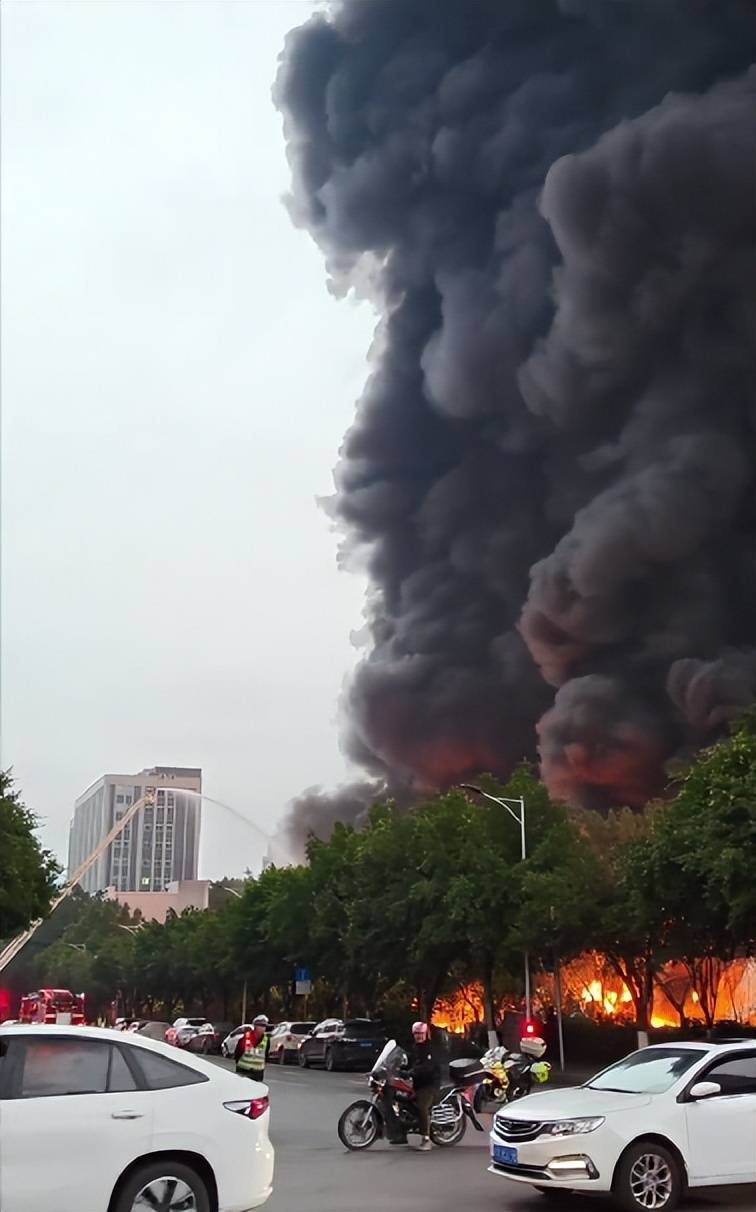 黑烟蹿起几十米高!重庆一楼宇突发大火,当地:伤亡情况还在调查中