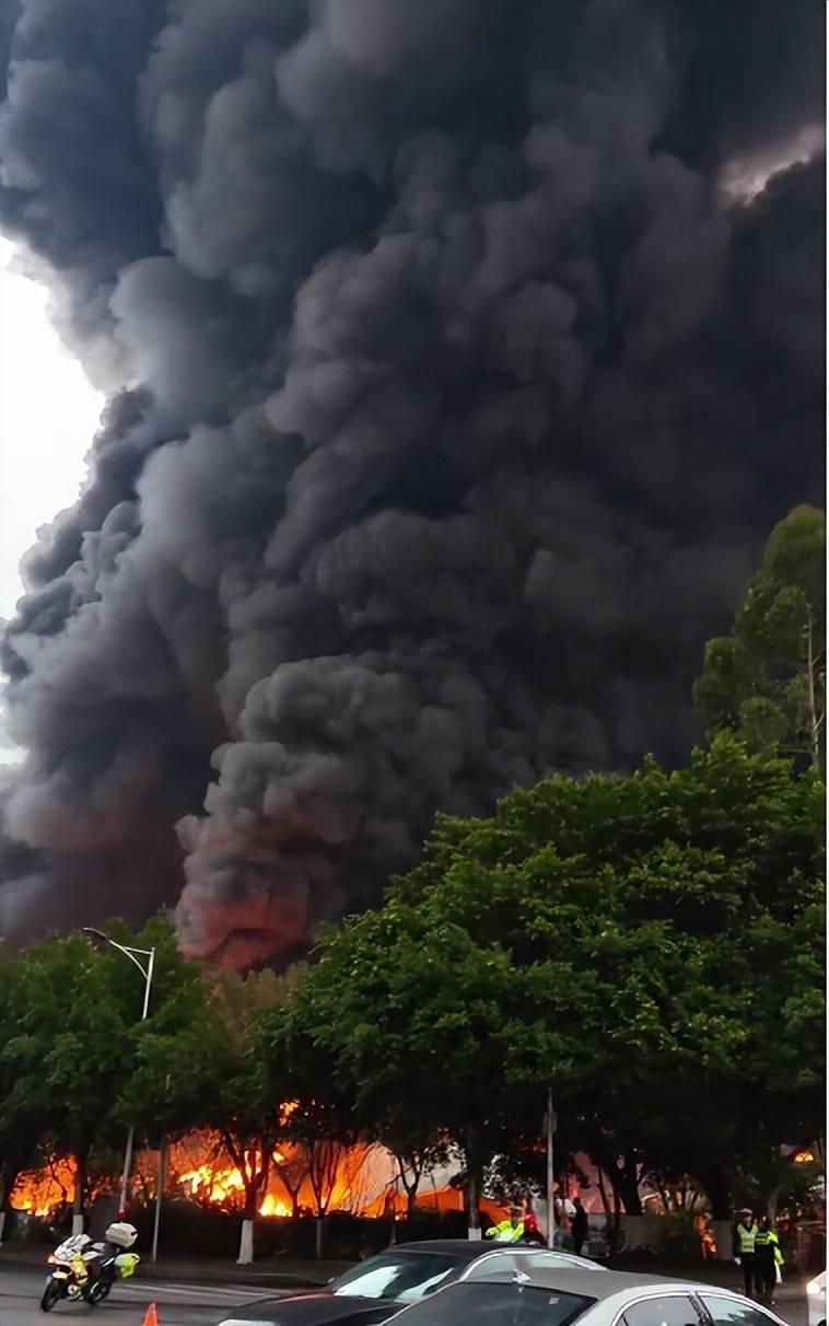 黑烟蹿起几十米高!重庆一楼宇突发大火,当地:伤亡情况还在调查中