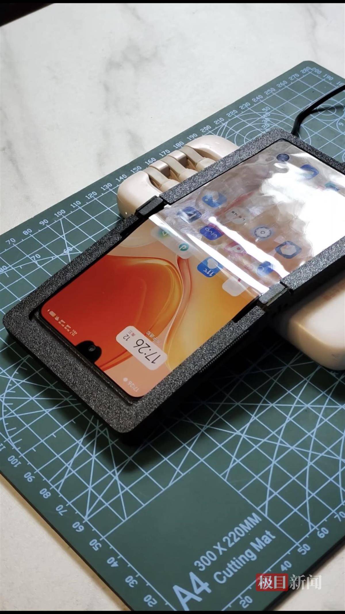 湖北宜昌一高中生自制折叠屏手机,B站浏览量超400万